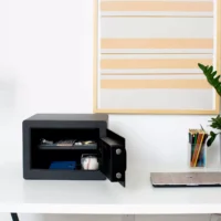 Yale-Smart-Safe_Lifestyle-2-1x1